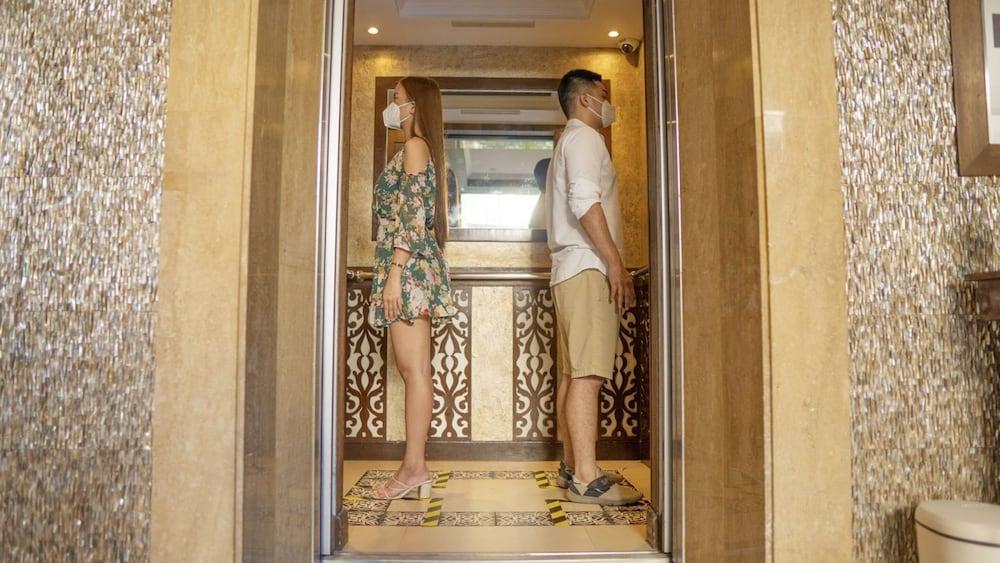 The Bellevue Resort Панглао Экстерьер фото Social distancing in an elevator