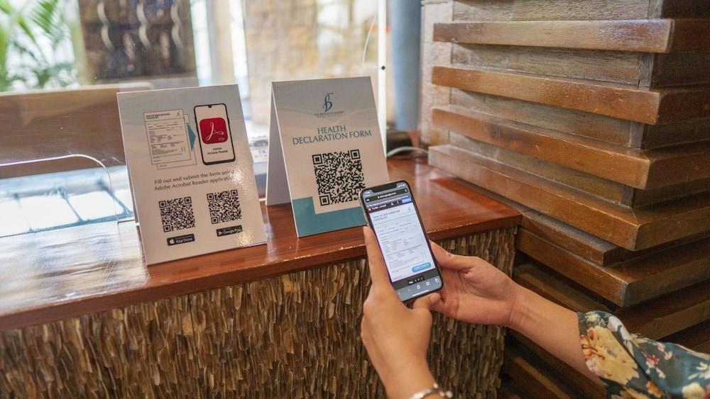 The Bellevue Resort Панглао Экстерьер фото A person using a mobile phone to check in at a hotel