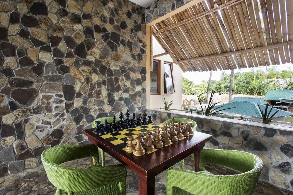 The Bellevue Resort Панглао Экстерьер фото A game of chess at the resort